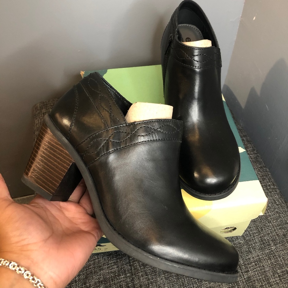 Woman's Earth Leather Ankle Boot - Lina Austin